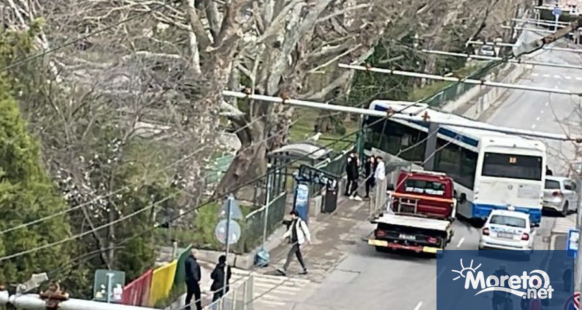Автобус на Градски транспорт се е забил в училищната ограда