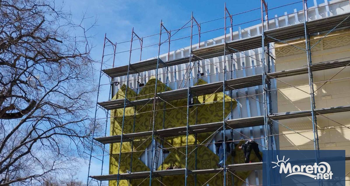 Облицоват фасадата на пристроената част към филиала на театъра видя