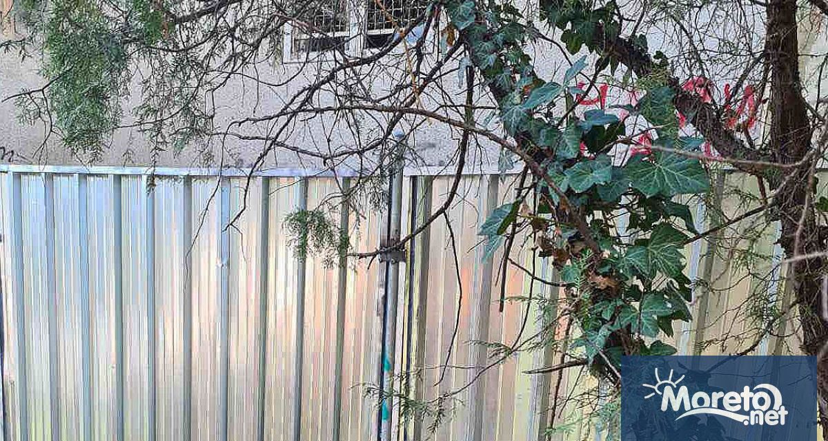 Два дни след публикацията на Moreto net за съборените оградни пана