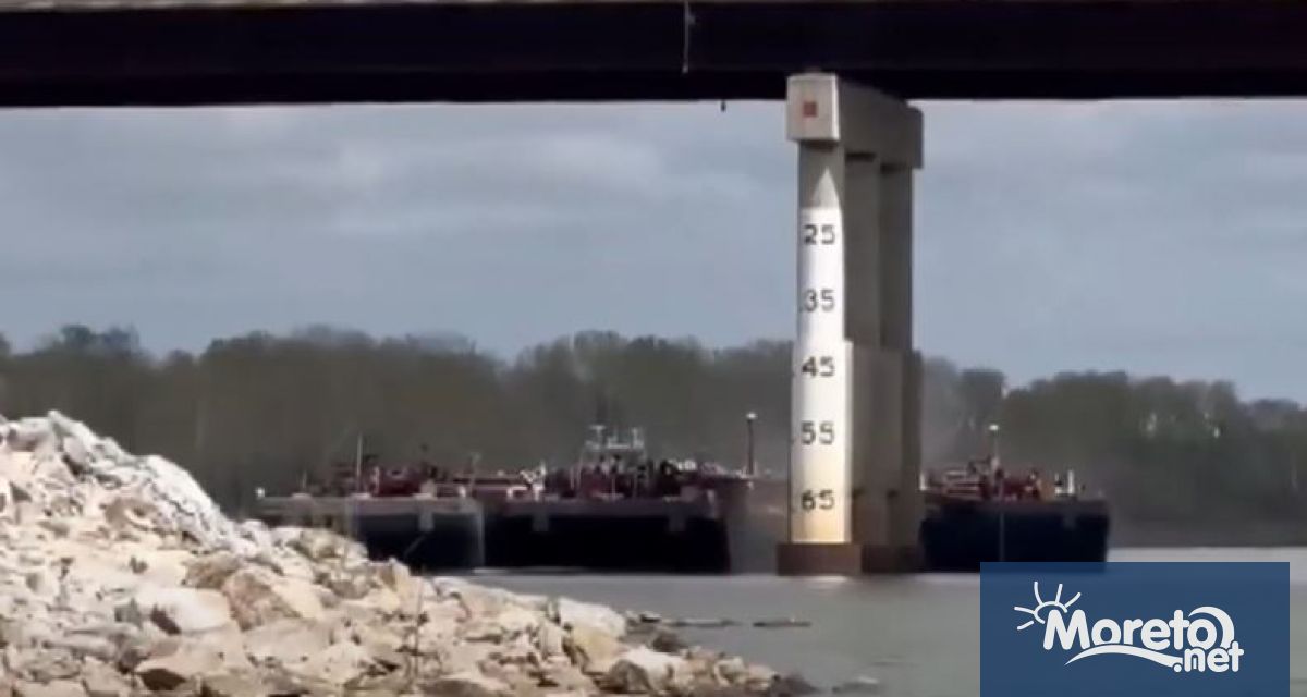 Шлеп се удари в мост над река Арканзас щата Оклахома