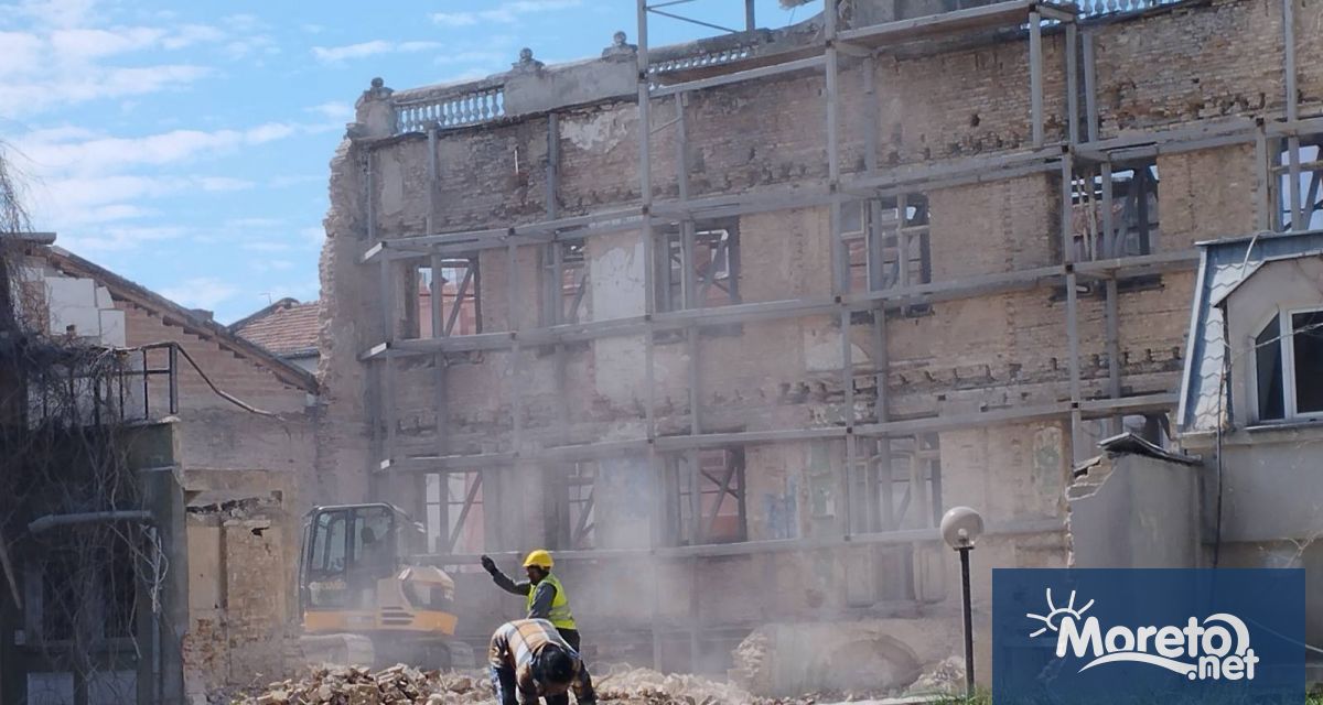 Вътрешните стени на емблематичната сграда на бившата Софийска банка във