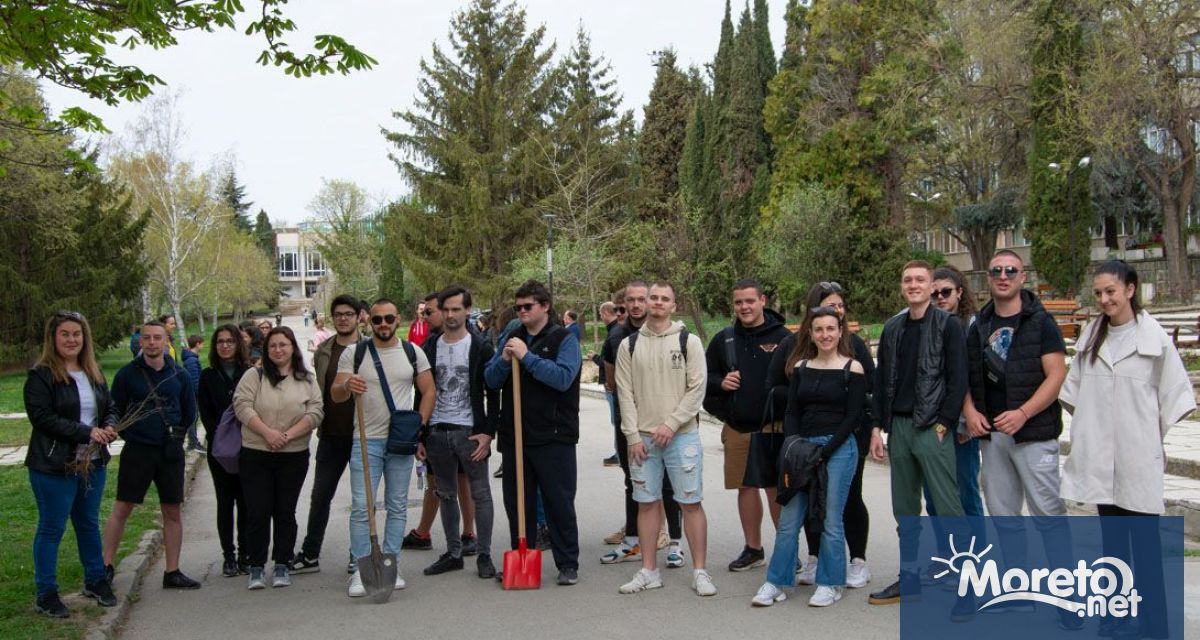 Студенти и преподаватели засадиха 50 млади фиданки в двора на