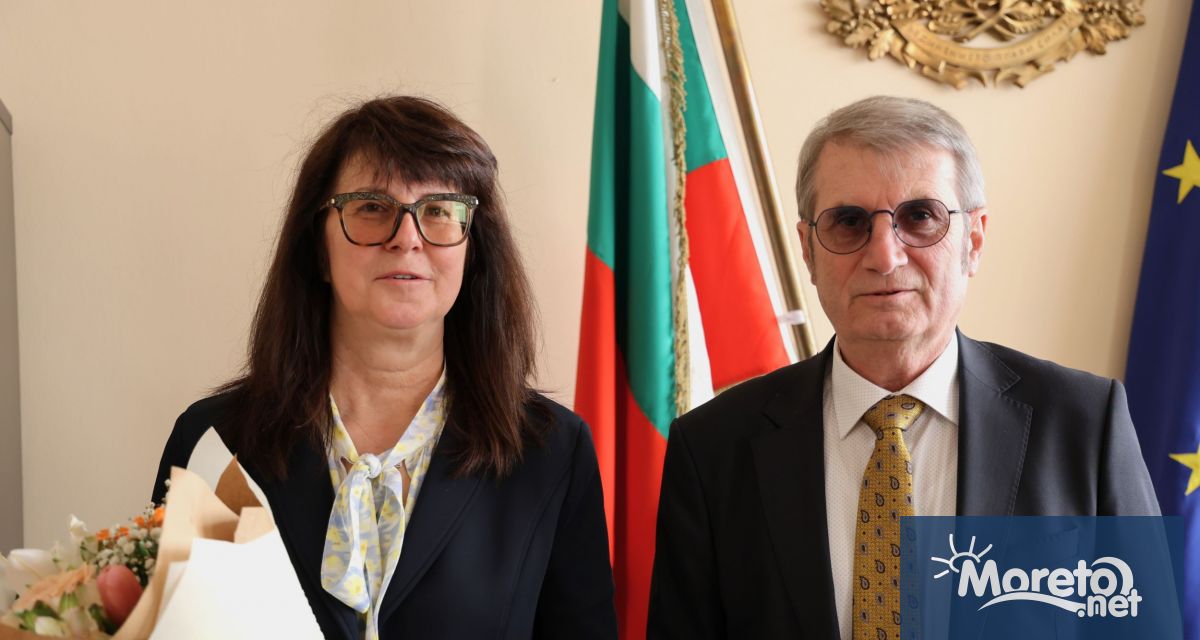 Новият министър на здравеопазването д р Галя Кондева пое символично поста