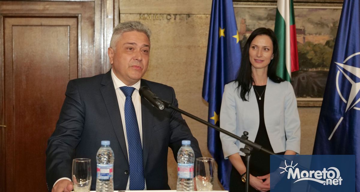 Министърът на външните работи Стефан Димитров в служебното правителство пое