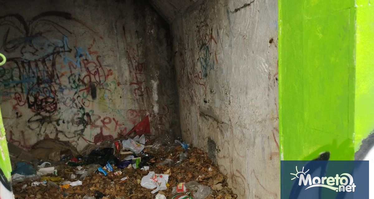 Част от подлеза до стадион Черно море прилича на сметище