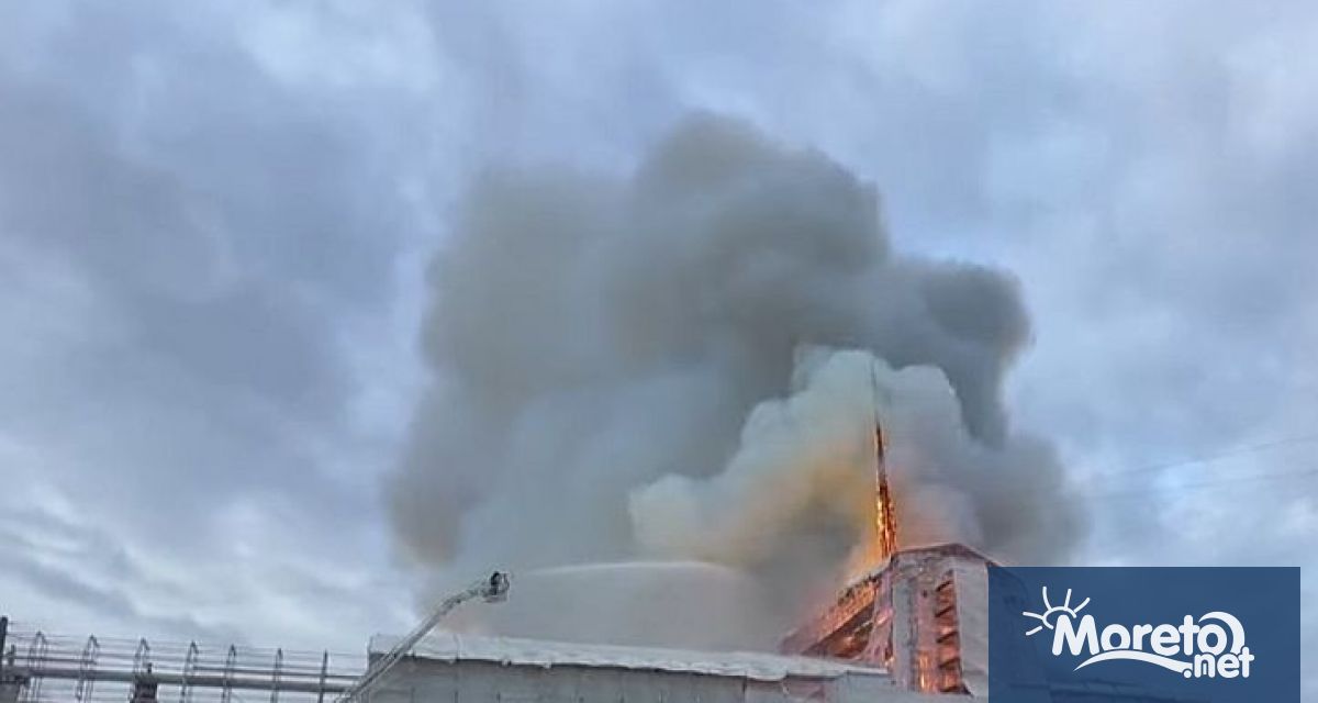 Историческата стара сграда на датската фондова борса в центъра на