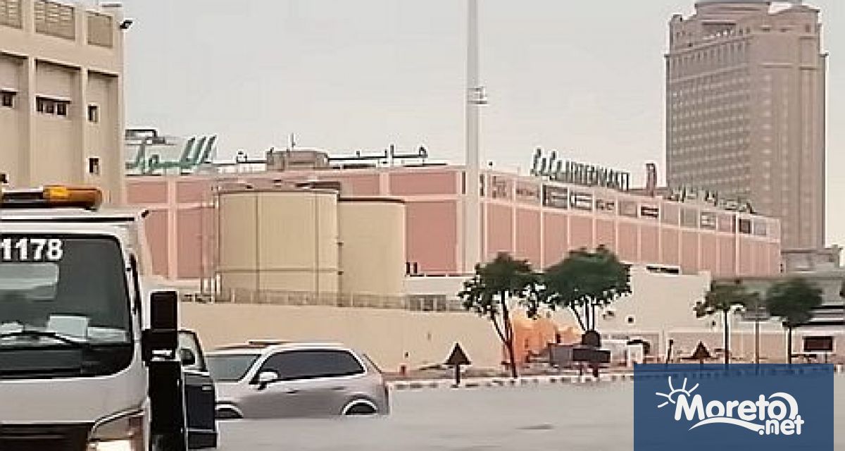 Дъжд отприщи огромни наводнения в Дубай пътищата се превърнаха в