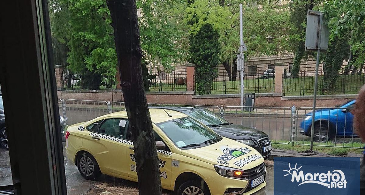 Участък от пътното платно на ул Антим I e пропаднал