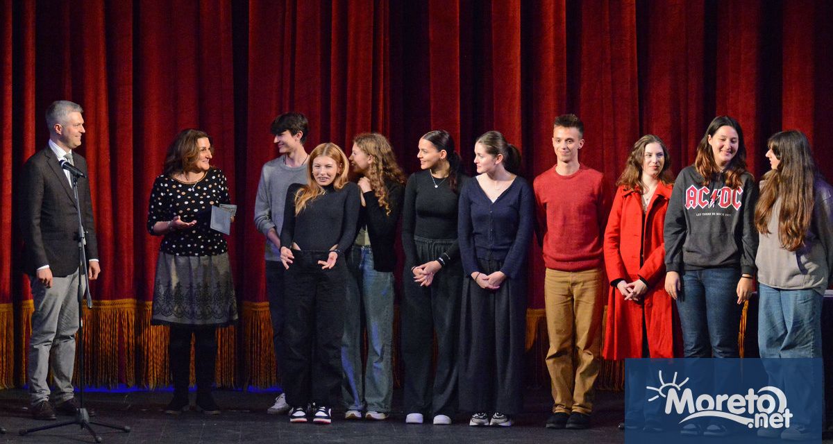 С постановка по текстове на Молиер ученици от варненската IV