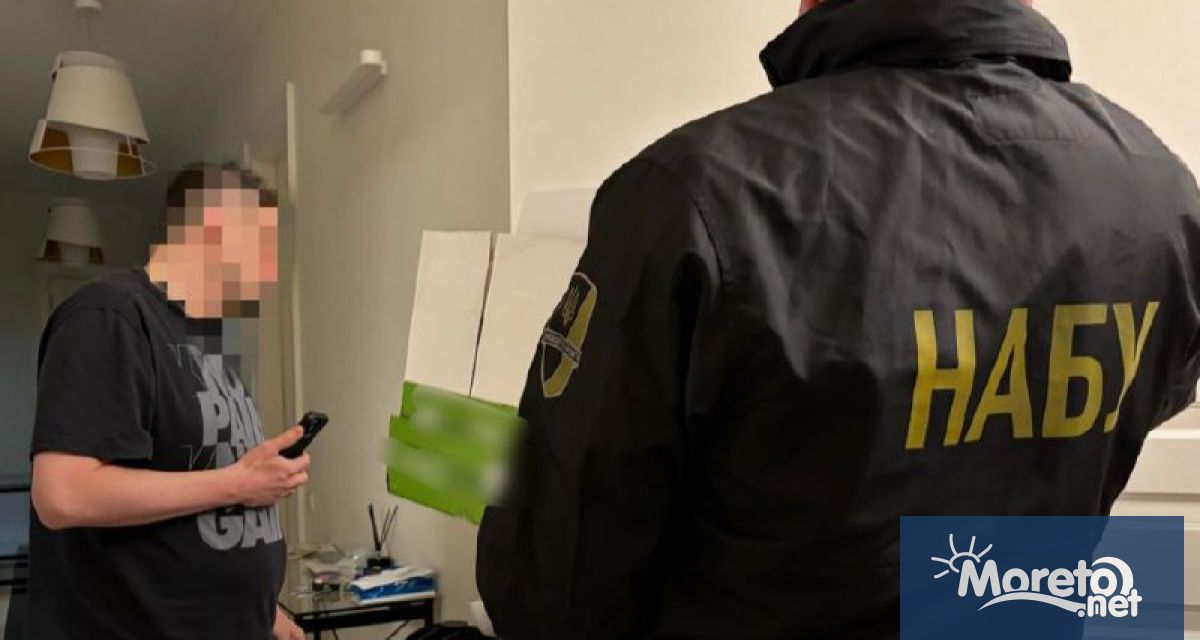 Служители на Националното антикорупционно бюро на Украйна НАБУ са връчили