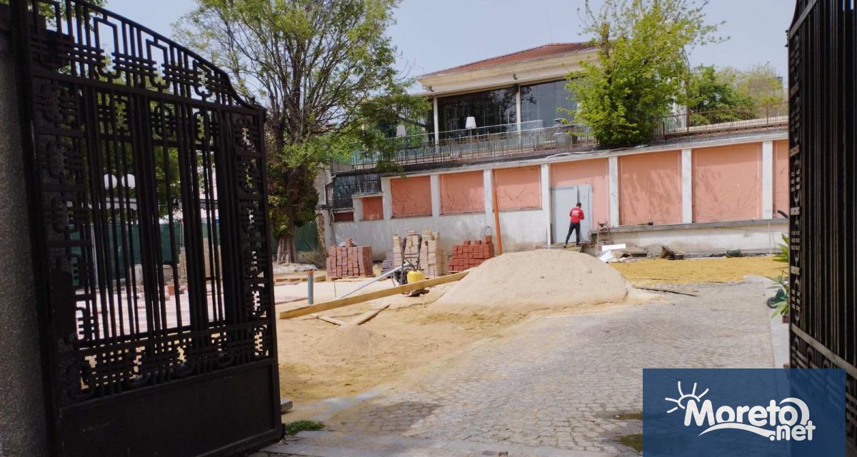 Клинкерни павета поставят работници в двора на 100 годишния паметник на