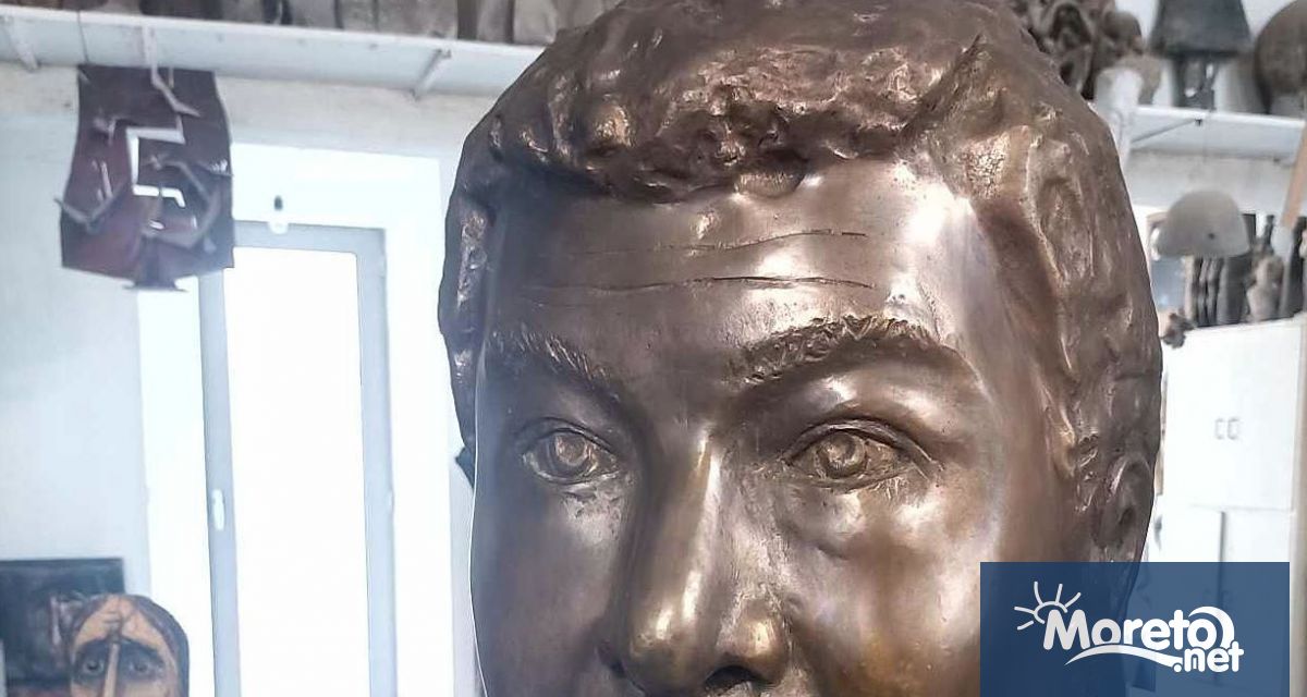 Община Варна дарява скулптурен портрет на поета и преводач Петър