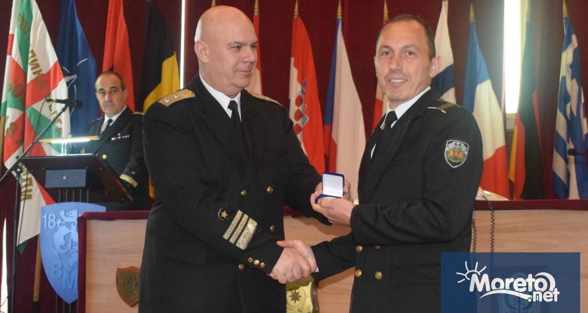 Командирът на ВМС контраадмирал Кирил Михайлов награди военнослужещи и цивилни