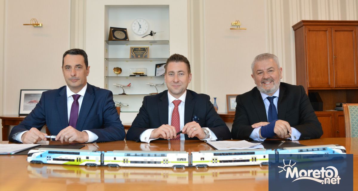 Министърът на транспорта и съобщенията Георги Гвоздейков и ръководството на