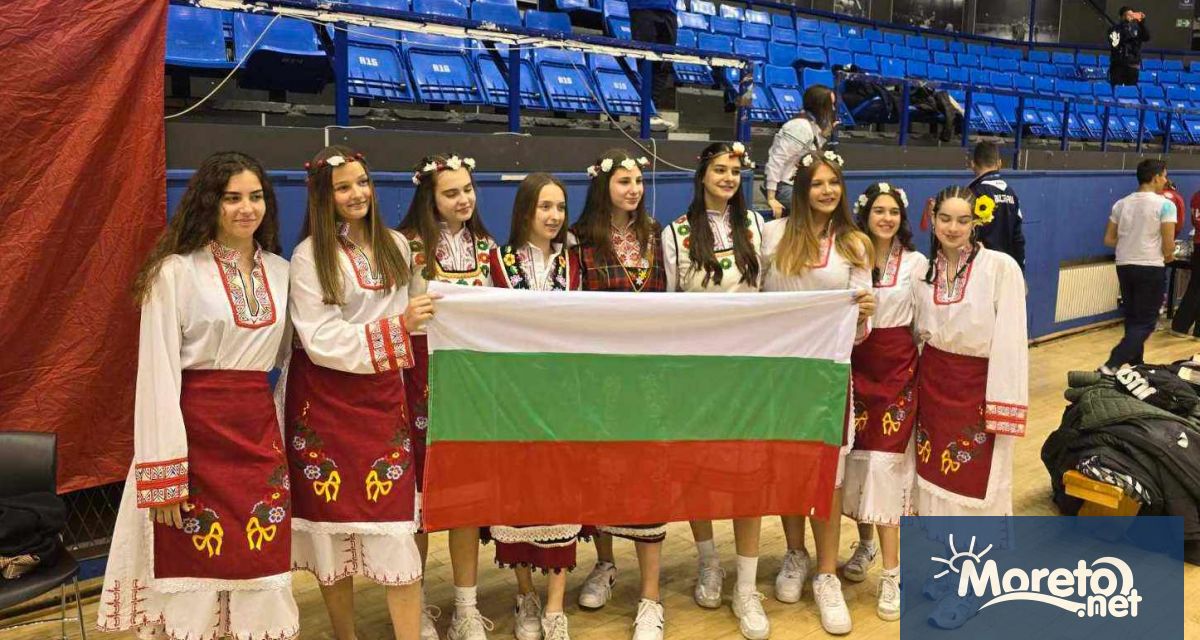 Отборът по волейбол девойки 8 10 клас на Първа ЕГ