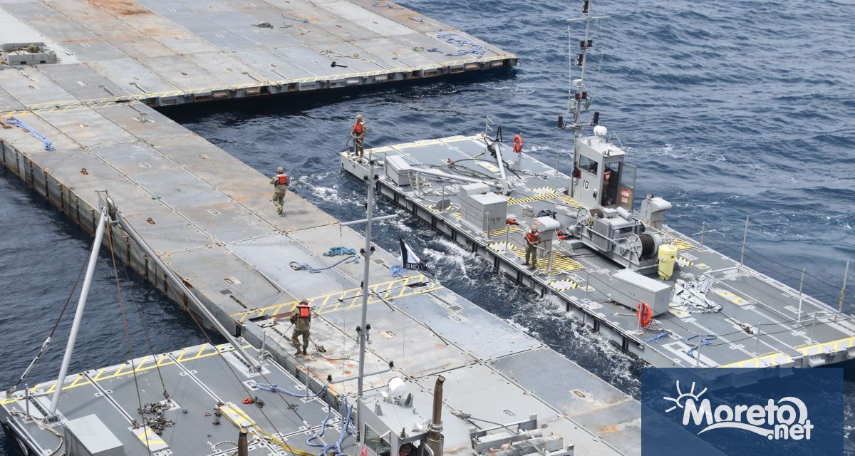 Кораб превозващ помощ до кей построен от САЩ край Газа