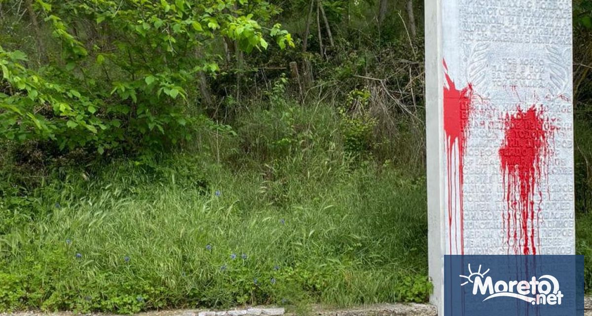 Паметникът на подводничарите който се намира при устието на река