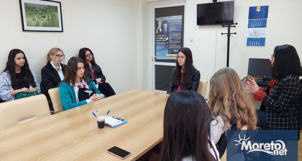 10 абитуриенти част от първия випуск на Средното училище