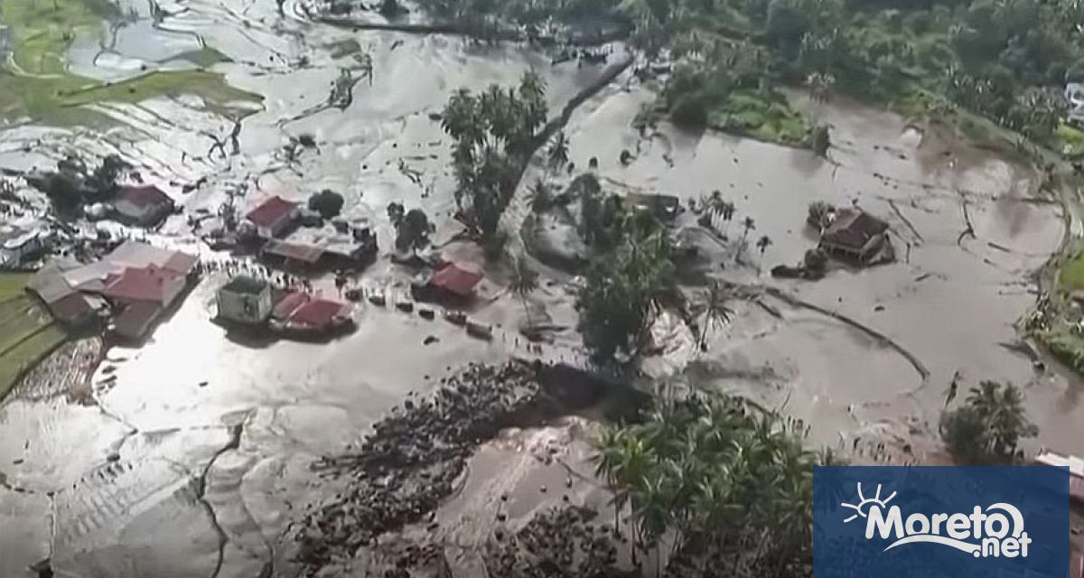Най малко 37 души загинаха след като внезапни наводнения и студена