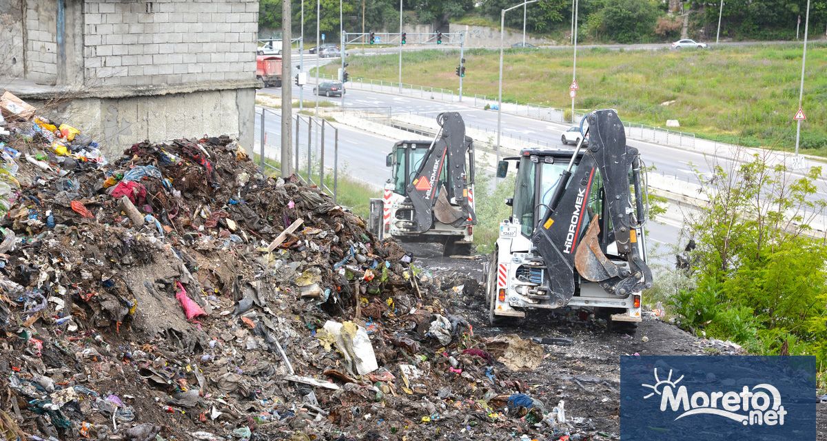 Доброволци от различни райони на Варна се включиха в акция