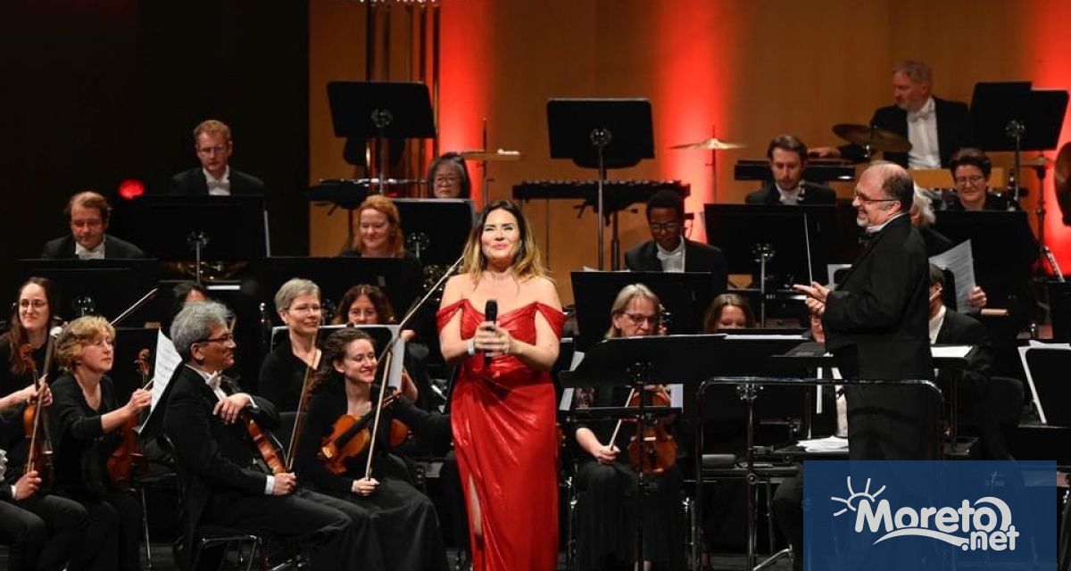 Соня Йончева и маестро Найден Тодоров заедно със симфоничния оркестър