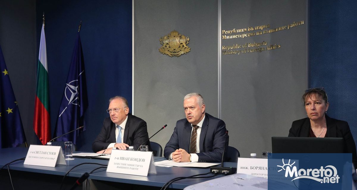 Заместник министърът на външните работи Иван Кондов и председателят и заместник председателят