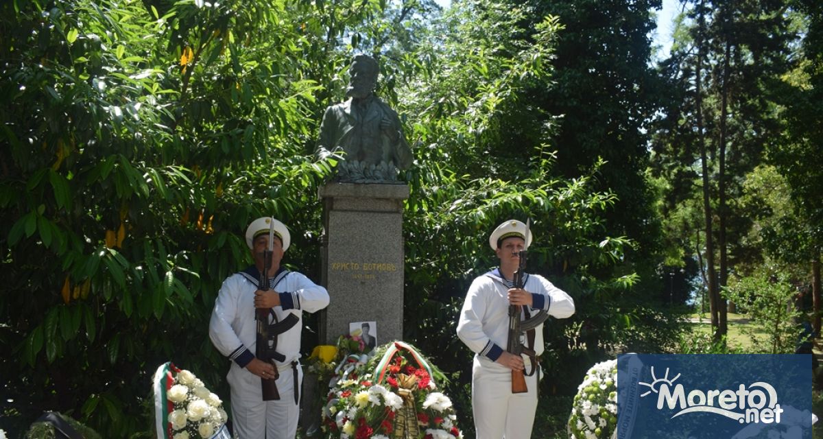 С общоградско поклонение пред паметника на Христо Ботев в Алеята