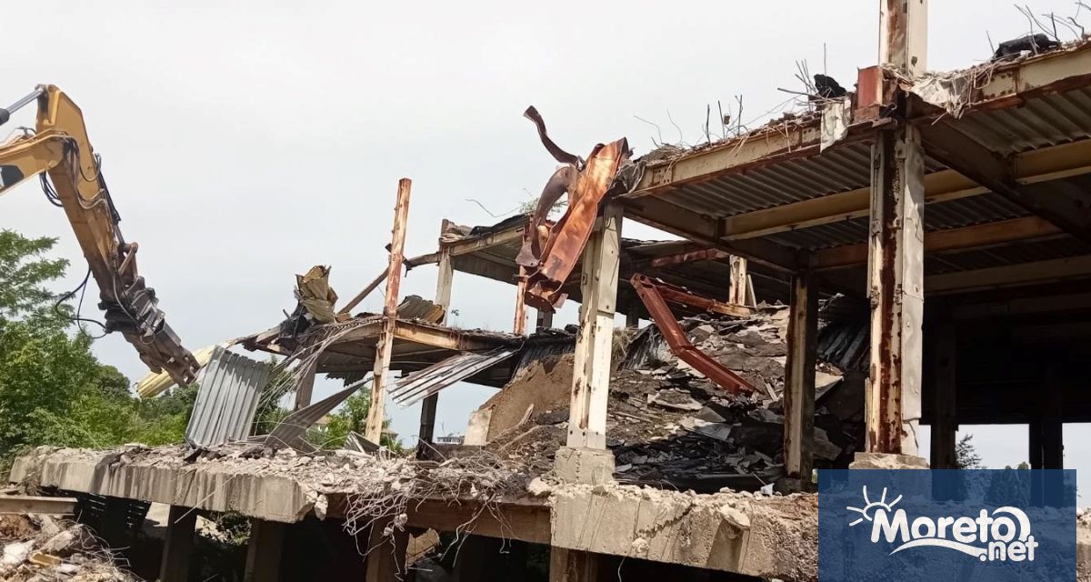 Продължават активните дейности по събаряне на старите сгради и разчистване