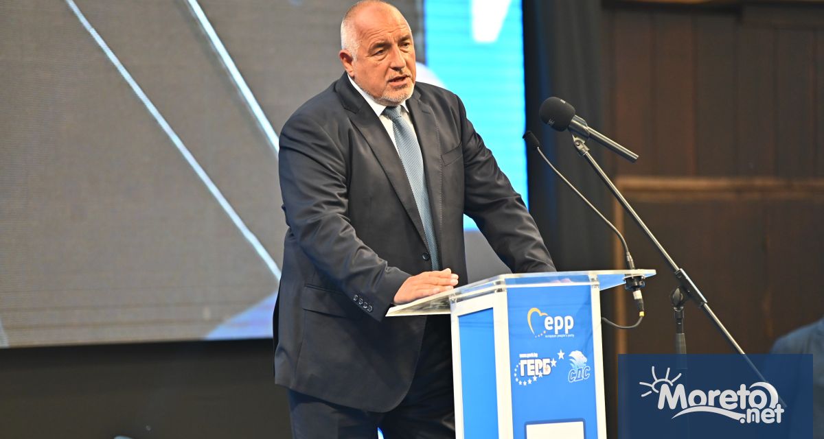 Над 2000 души посрещнаха на крака и с аплодисменти лидерът