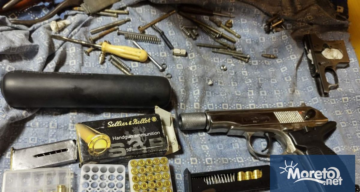 Незаконно притежавани оръжия боеприпаси както и 1 2 кг синтетична дрога