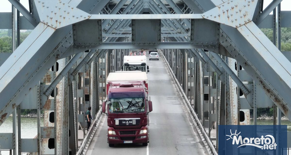 Голямо количество фалшиви текстилни изделия парфюми часовници и сексуални стимуланти