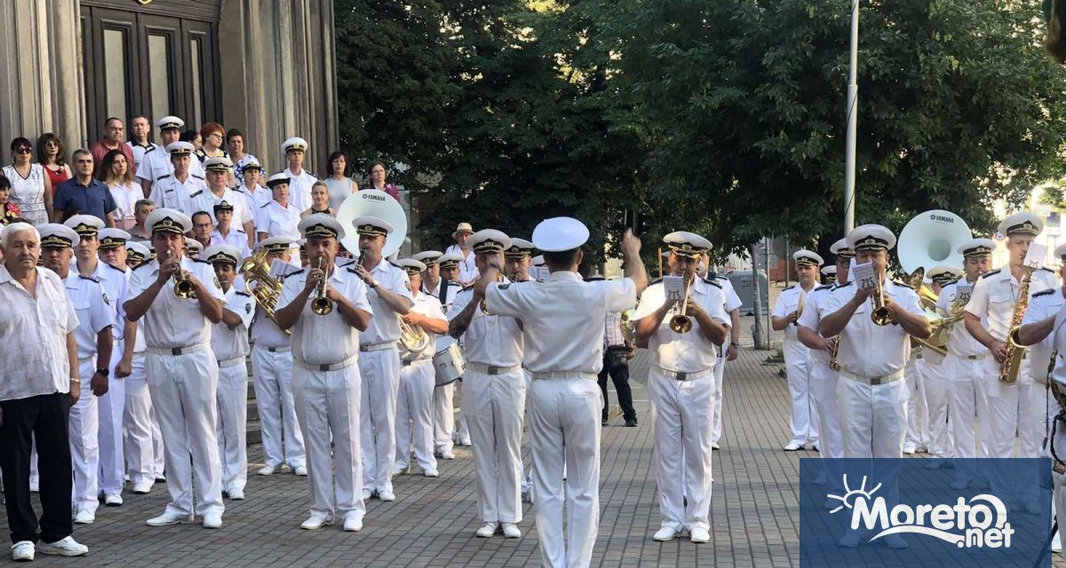 С военен ритуал и полагане на цветя и венци във