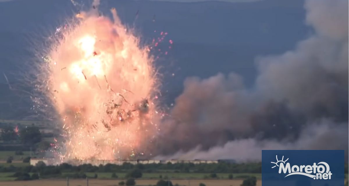 Работата по окончателното потушаване на огъня в складовете с пиротехнически