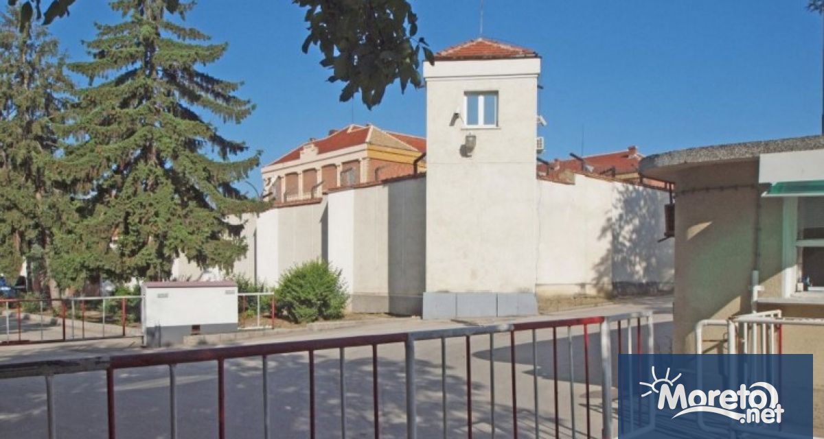 По силата на постигнато между страните и одобрено в съдебна