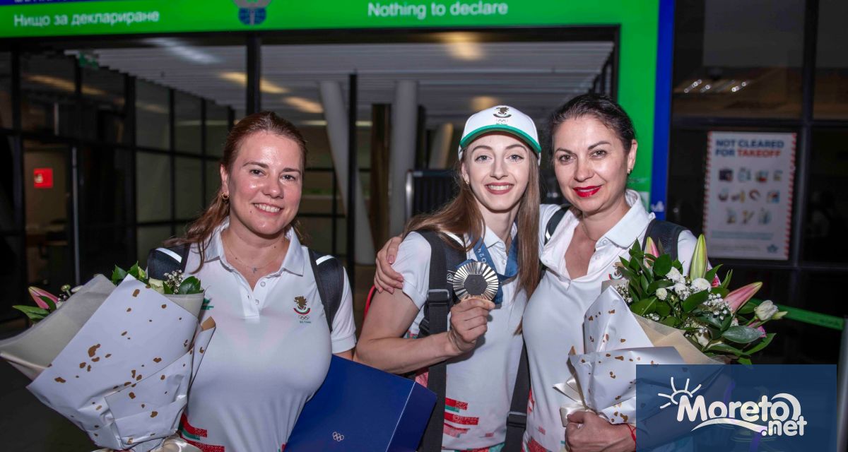 Залата за посрещачи на летище София беше тясна за събралите