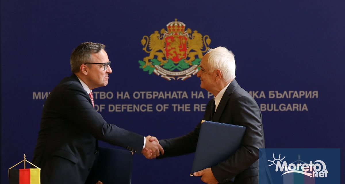 Министърът на отбраната Атанас Запрянов и представителят на корабостроителната компания