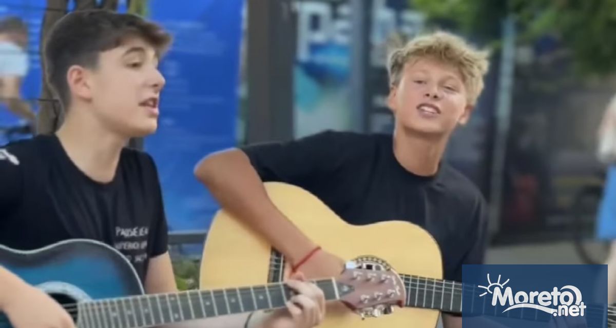 Изпълнение на живо от две момчета на ларгото във Варна