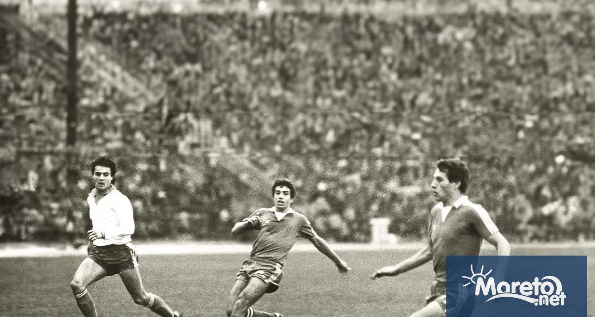 Днес 8 септември неделя от 17 ч на изкуствения