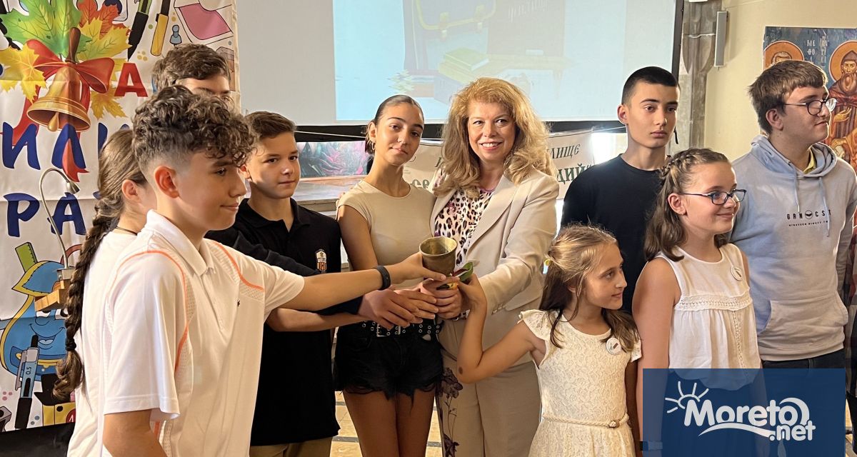 Вицепрезидентът Илияна Йотова откри новата учебна година в Българското неделно