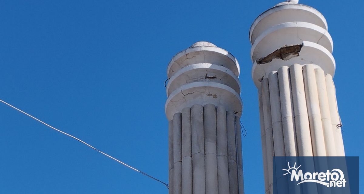 Парчета от колонадата на входа на Морската градина са се