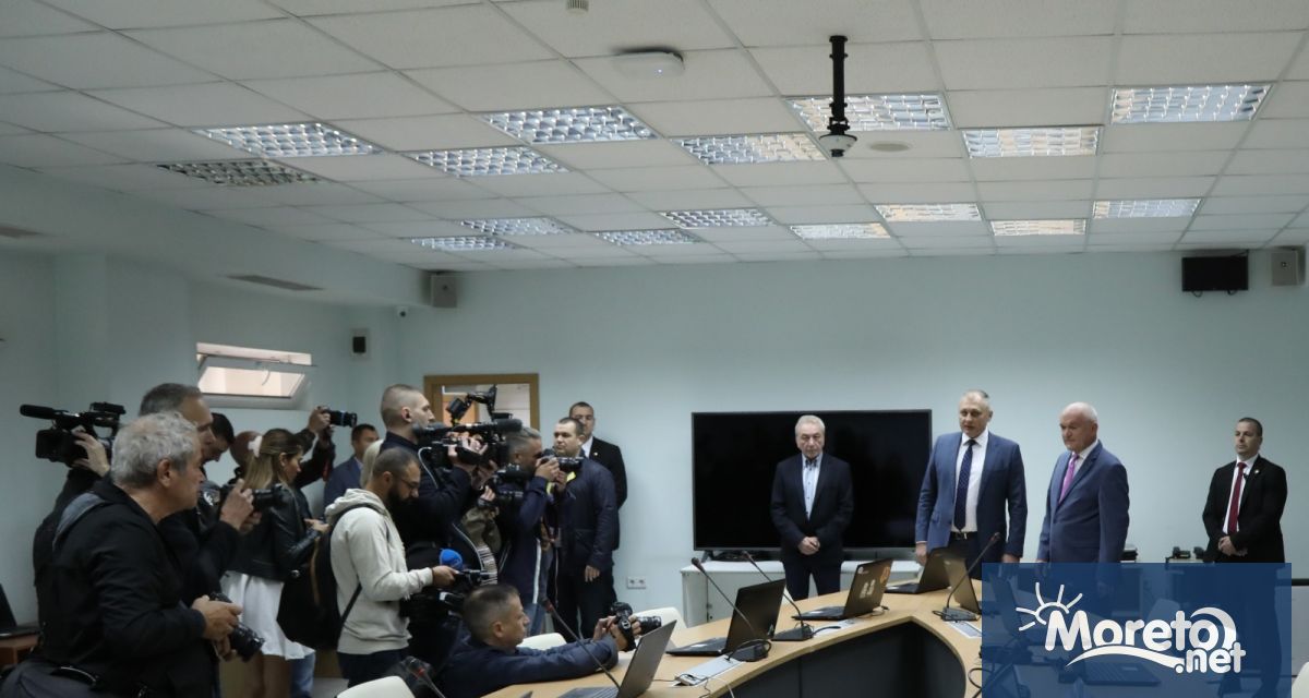 Министър председателят Димитър Главчев министъра на електронното управление Валентин Мундров и