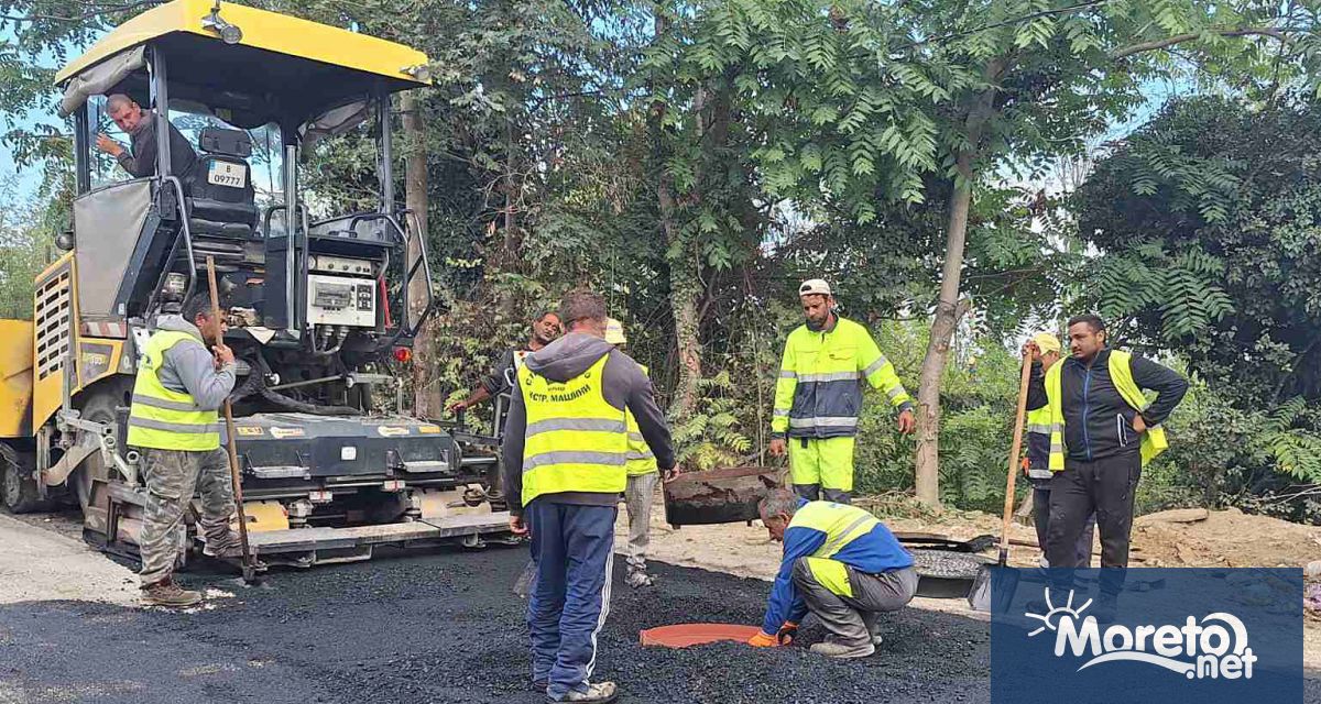 И в утрешния почивен ден продължават довършителните работи по настилката