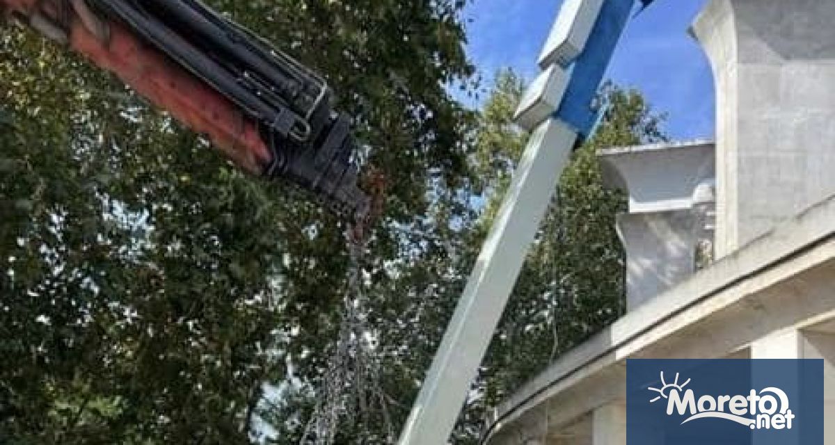 Отдавна този рекламен екран грозеше входа на Морската градина контрастиращ