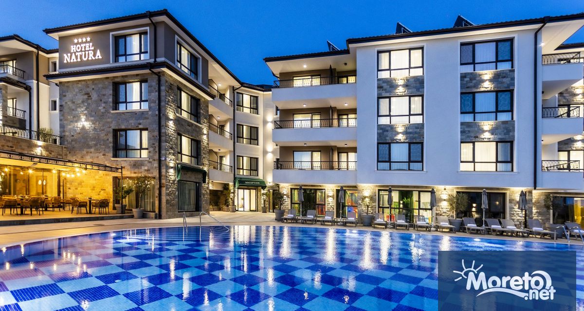 Разположен на метри от пясъчната ивица в бургаския квартал Сарафово