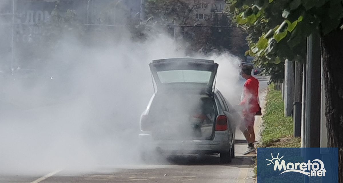 Автомобил се запали в движение на централен булевард във Варна