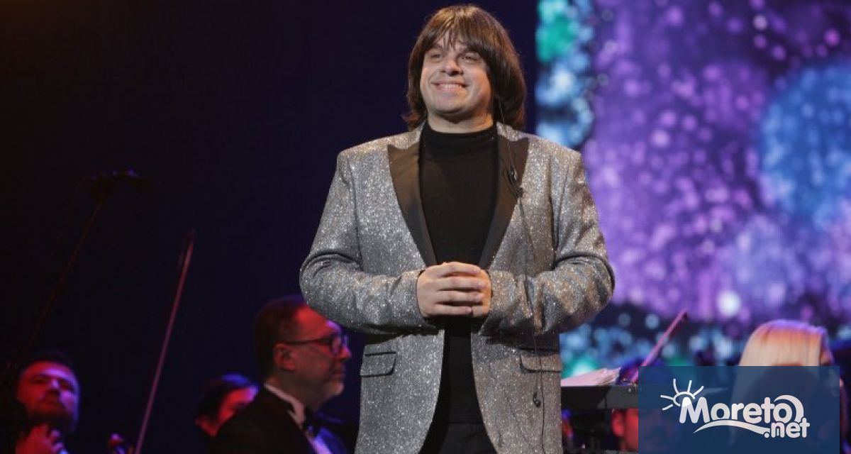 Във връзка със съмнения за злоупотреби директорът на Театрално музикалния и