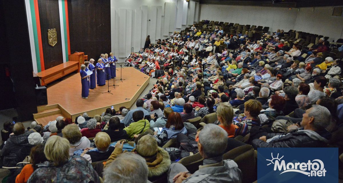 Заместник кметът по социалните въпроси Снежана Апостолова поздрави варненски пенсионери по