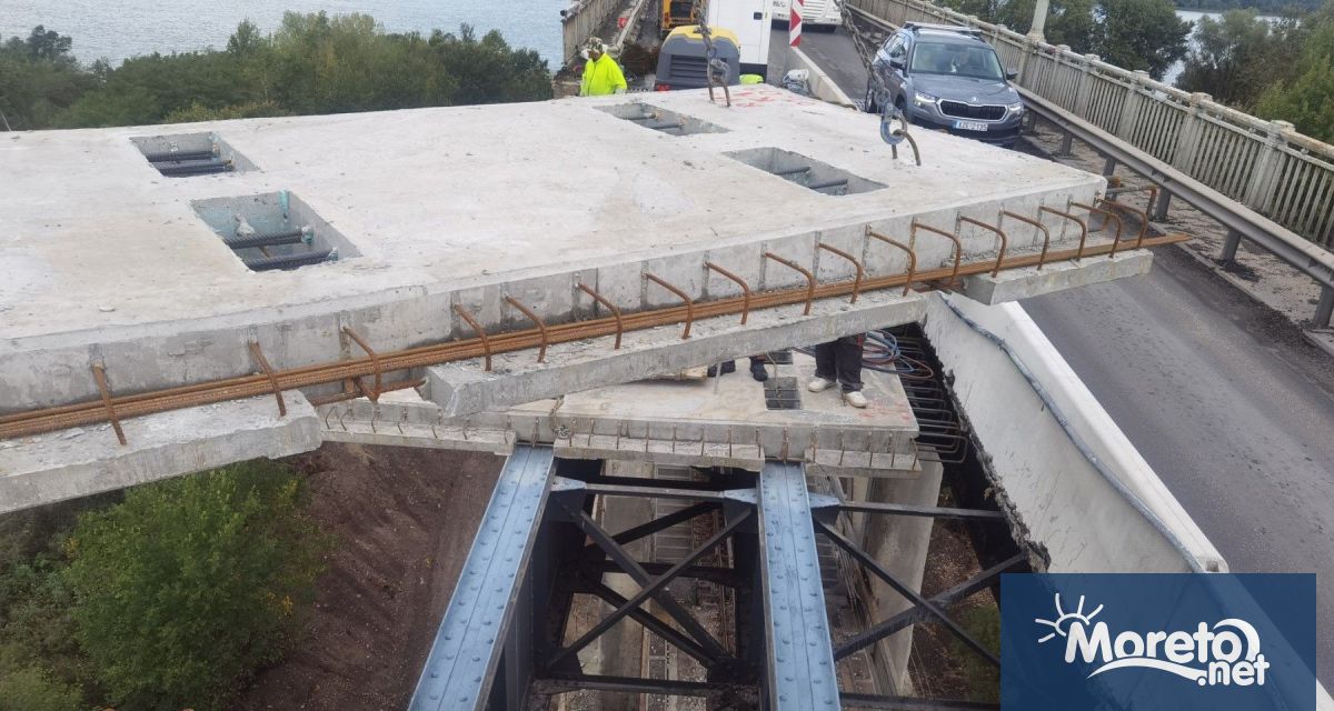 Общо 167 стоманобетонни панела всеки с размери 2 48 м на