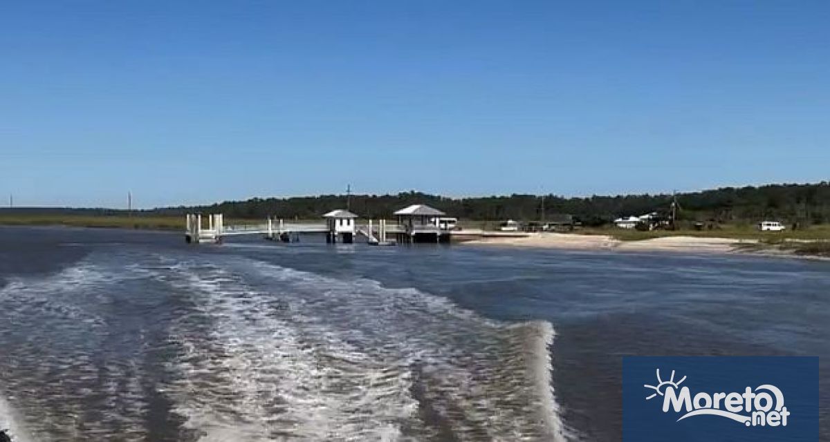 Най малко седем души загинаха след като част от фериботен док