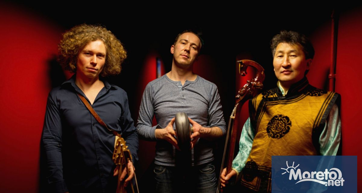 Тематичен център на концерта е най новият албум на Варварски цигулки